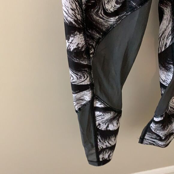 Under Armour leggings  - Picture 2 of 4